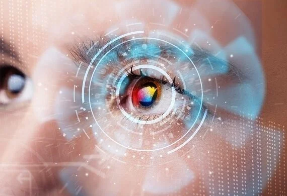 Femeie care face exerciții de relaxare oculară la un birou cu monitor