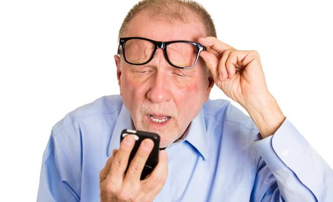 Birou ergonomic cu monitor la distanță corectă și lumină naturală optimă